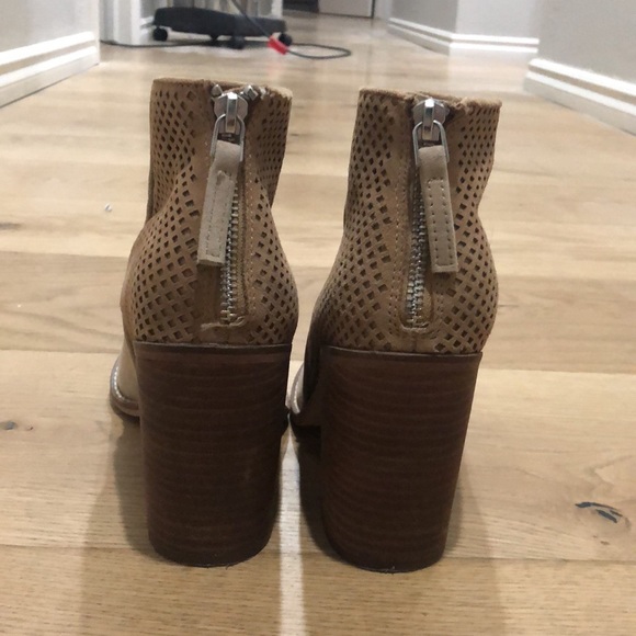 Steve Madden Booties in Taupe size 7.5! - Picture 3 of 3